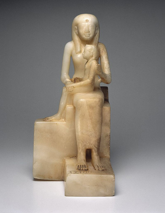 Estatuilla de la reina Ankhesenpepi II y su hijo, Pepy II, ca. 2288-2224 o 2194 B.C.E. Alabastro egipcio, Museo de Brooklyn.