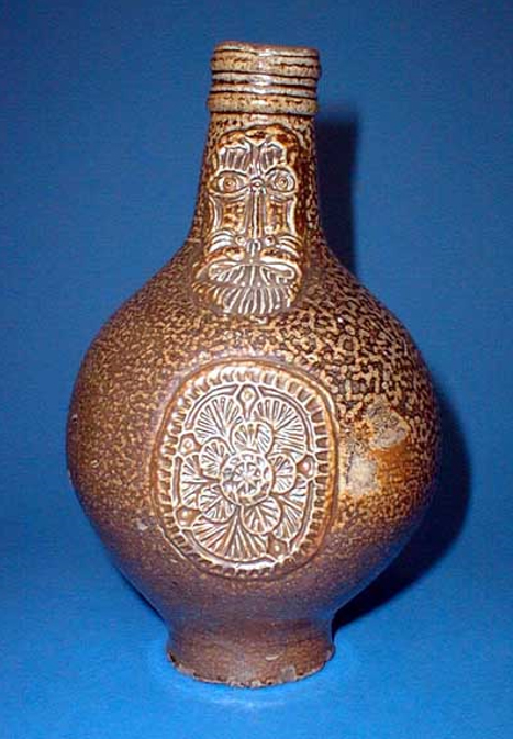 Una jarra Belarmino, un tipo de recipiente utilizado habitualmente para hacer botellas de brujas.