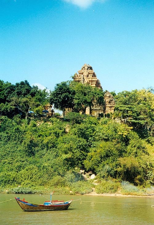 Torres Po Nagar Cham en la desembocadura del río Cai, Nha Trang, Vietnam.