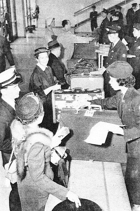 Customs service at Haneda Airport in 1950s.