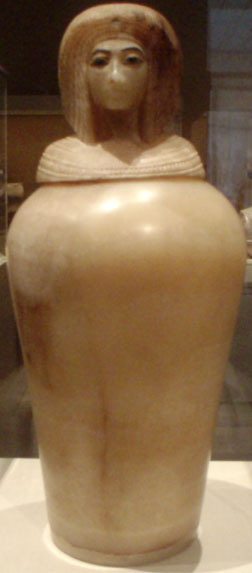 Uno de los cuatro vasos canopos de alabastro egipcio encontró en KV55, que representa lo que se cree que es la imagen de la reina Kiya.