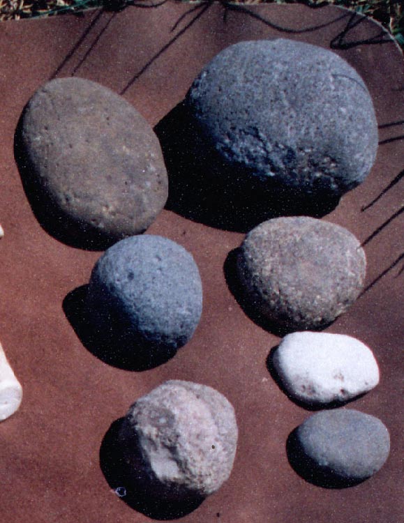 Percutores se utilizaron para golpear y escamas de los bits de otras rocas, creando herramientas para las culturas prehistóricas. Varios percutores representativas.