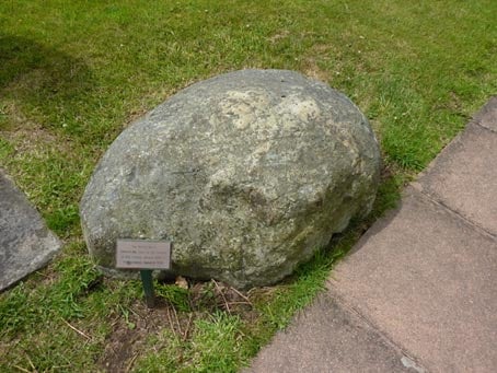 Piedra pesada colocada en la parte superior de un entierro de brujas en la iglesia de Santa Ana