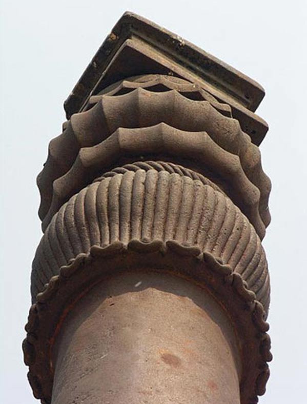 La calidad del hierro en la columna de hierro de Delhi utilizado en el pilar es excepcionalmente puro y el detalle en la parte superior del pilar demuestra la habilidad de los artesanos.  (