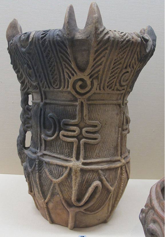 Buque Jomon data del Período Medio, (3000-2000 aC).