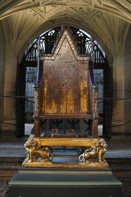 Silla del rey Eduardo (Presidente de la coronación) en su forma actual en la Abadía de Westminster y sin la Piedra de Scone debajo del asiento.