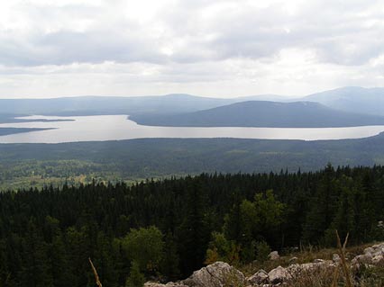 Lago Zyuratkul en los montes Urales