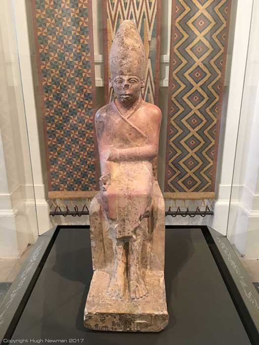 Estatua de la piedra caliza de Khasekhemui en el museo de Ashmolean en Oxford. Foto de Hugh Newman.