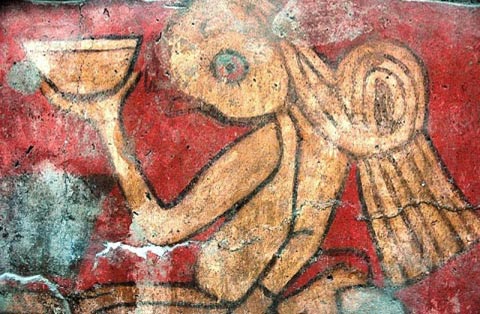 Figura que sostiene un pequeño recipiente de alcohol a partir de la 'Mural de Bebedores'