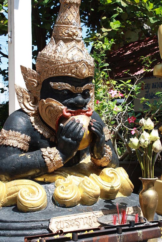 Uma estátua representando Rahu engolindo o sol, pensado para causar eclipses em crenças hindus.  Tailândia.