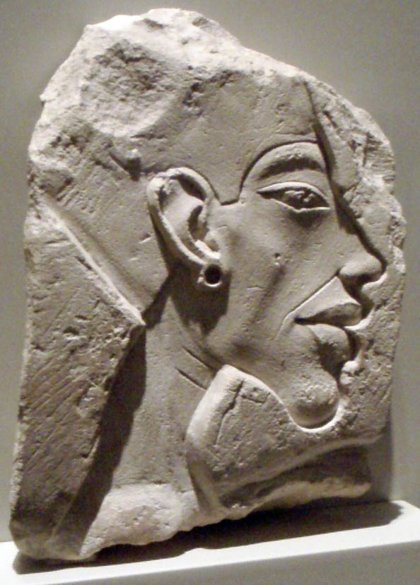 Retrato Alivio de Akhenaton en el típico estilo de la época de Amarna.