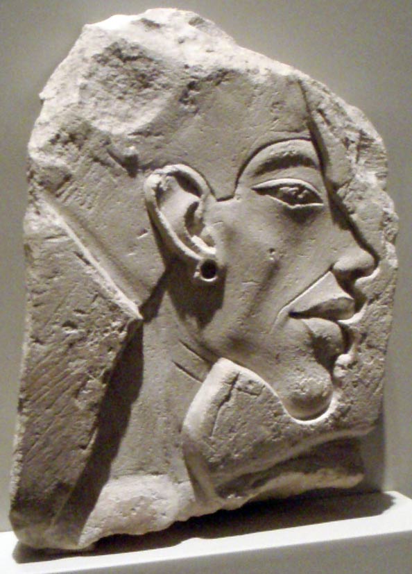 Retrato Alivio de Akhenaton en el típico estilo de la época de Amarna. 