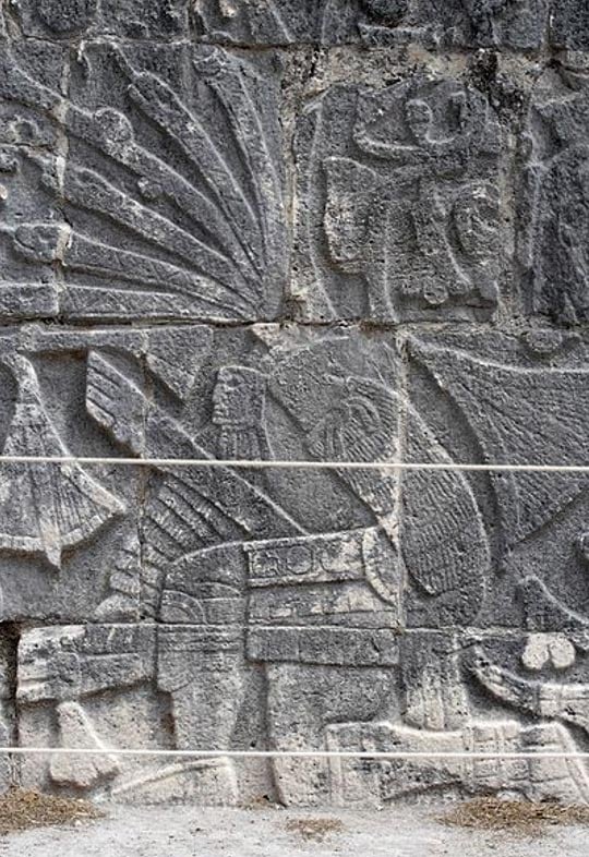 Escultura de la relevación del Gran Juego de Pelota de Chichén Itzá, que representa a un jugador de pelota decapitado.