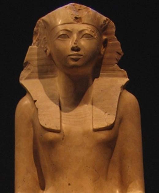Estatua de Hatshepsut en la exhibición en el museo de arte metropolitano.