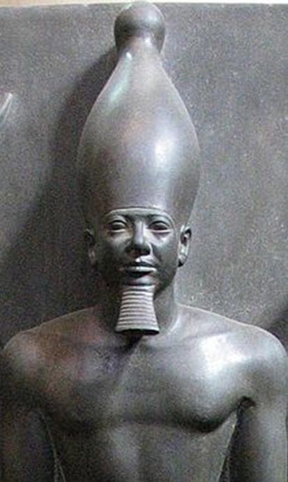 Estatua de Menkaura, Museo Egipcio de El Cairo.  Los templos de Menkaura y Khentkawes I son muy juntos llevando a muchos a creer que había algún tipo de relación familiar entre los dos.