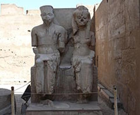 [Image: Tutankhamen-and-Ankhesenamun.jpg]