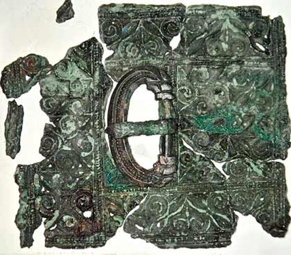 The belt buckle with thin sheet bronze plate recovered in Leicester.