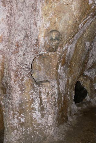 A 'máscara' Celtic reportado por encima de un nicho en la cueva superior del Civicale Hipogeo