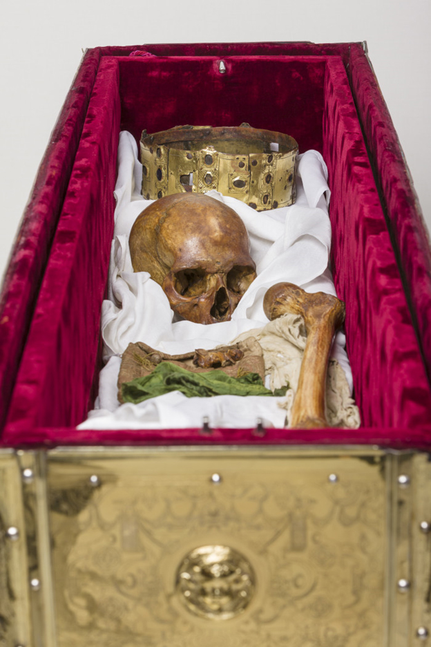 Some of the contents of King Erik’s reliquary. Note that the picture is arranged, this was not how it looked when the box was opened.