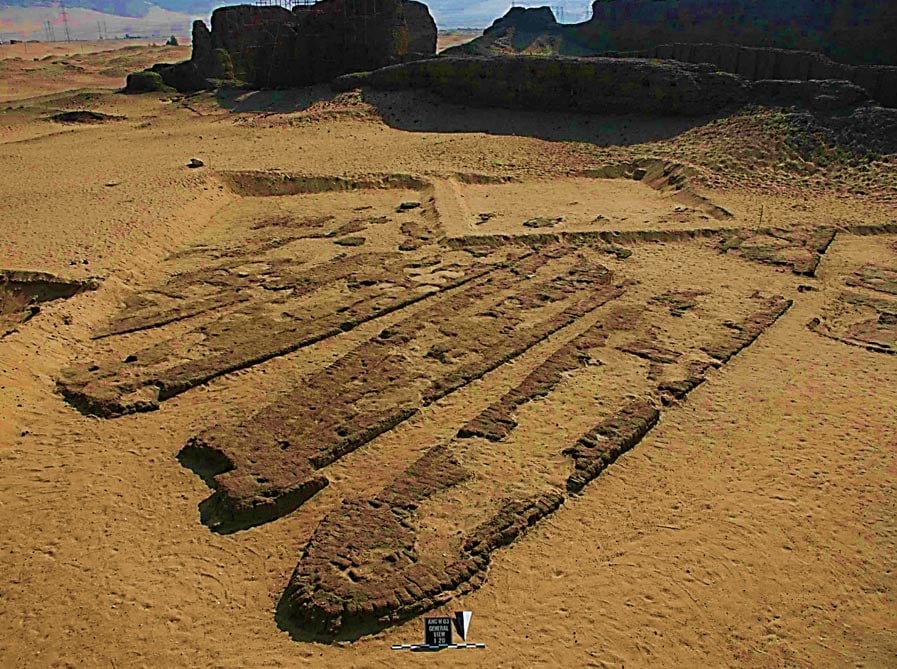 Algunos de los barcos Abydos en sus tumbas construidas de ladrillo.