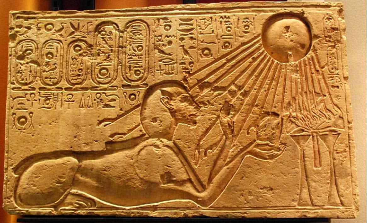 Akenatón representado como una esfinge en Amarna, los rayos solares bañarlo.
