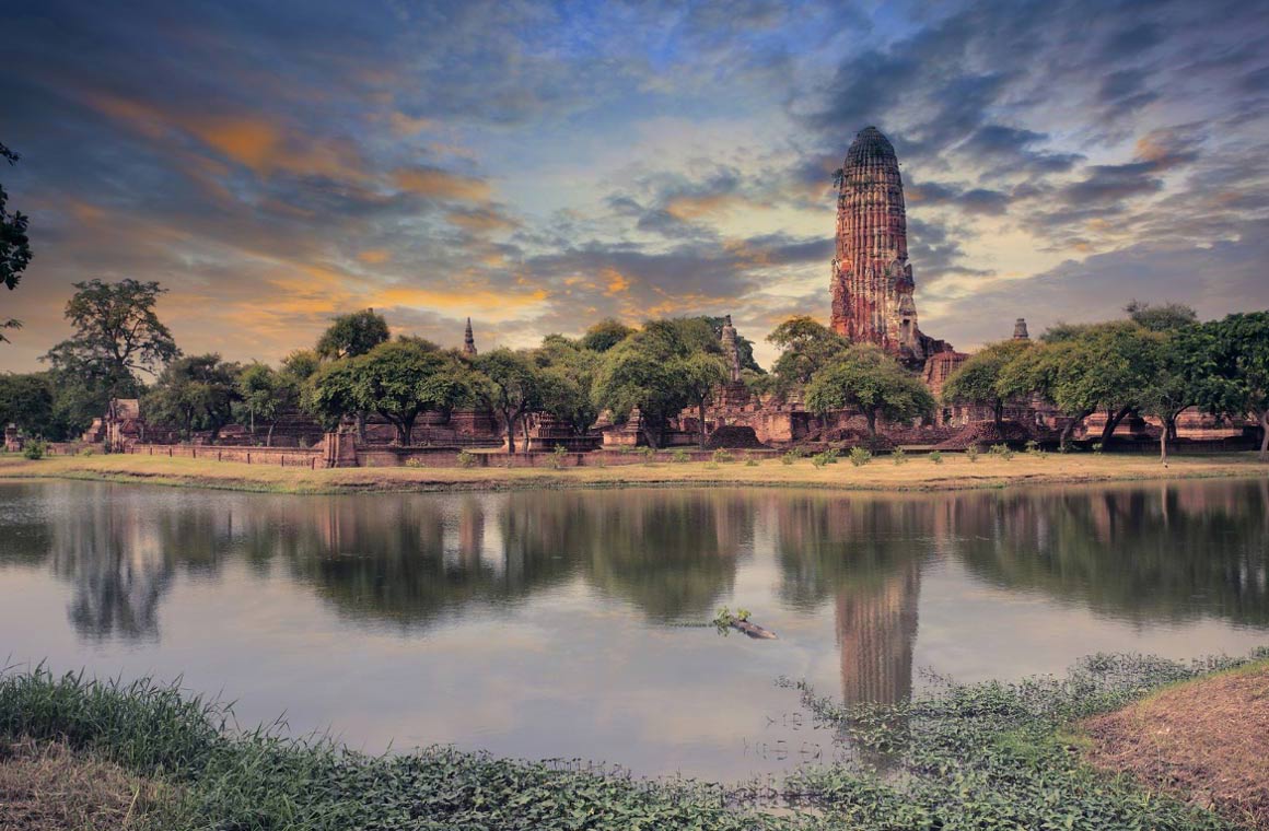 Una vista de la antigua pagoda en el parque del Patrimonio Mundial de Ayuthaya.