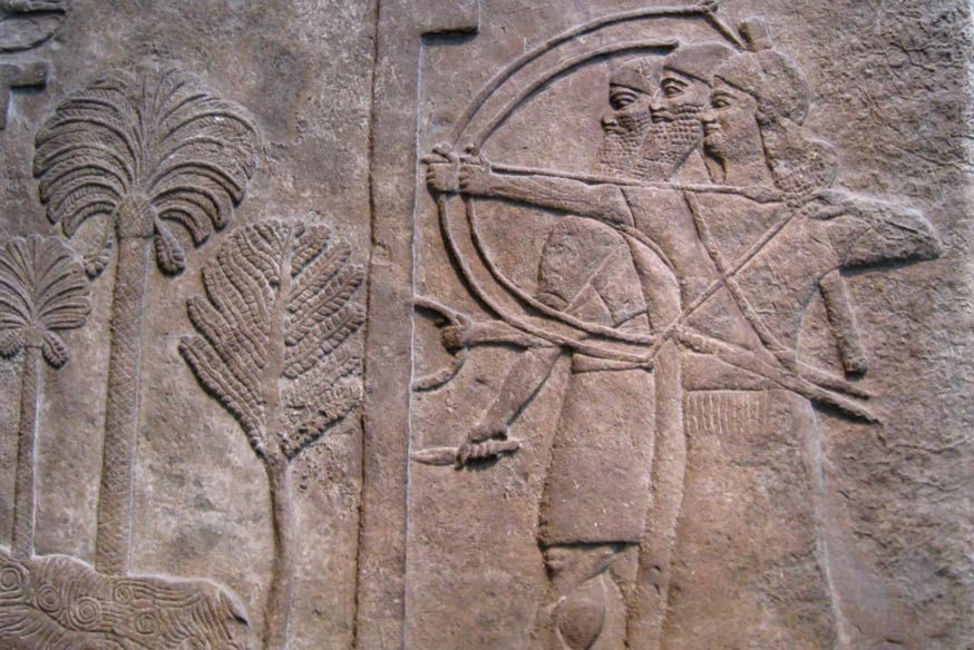 Alivio, alrededor de 728 aC, que representa a un guerrero asirio celebración de un gran escudo para proteger a dos arqueros que toman objetivo, desde el Palacio Central de Nimrud y ahora en el Museo Británico de Londres. 