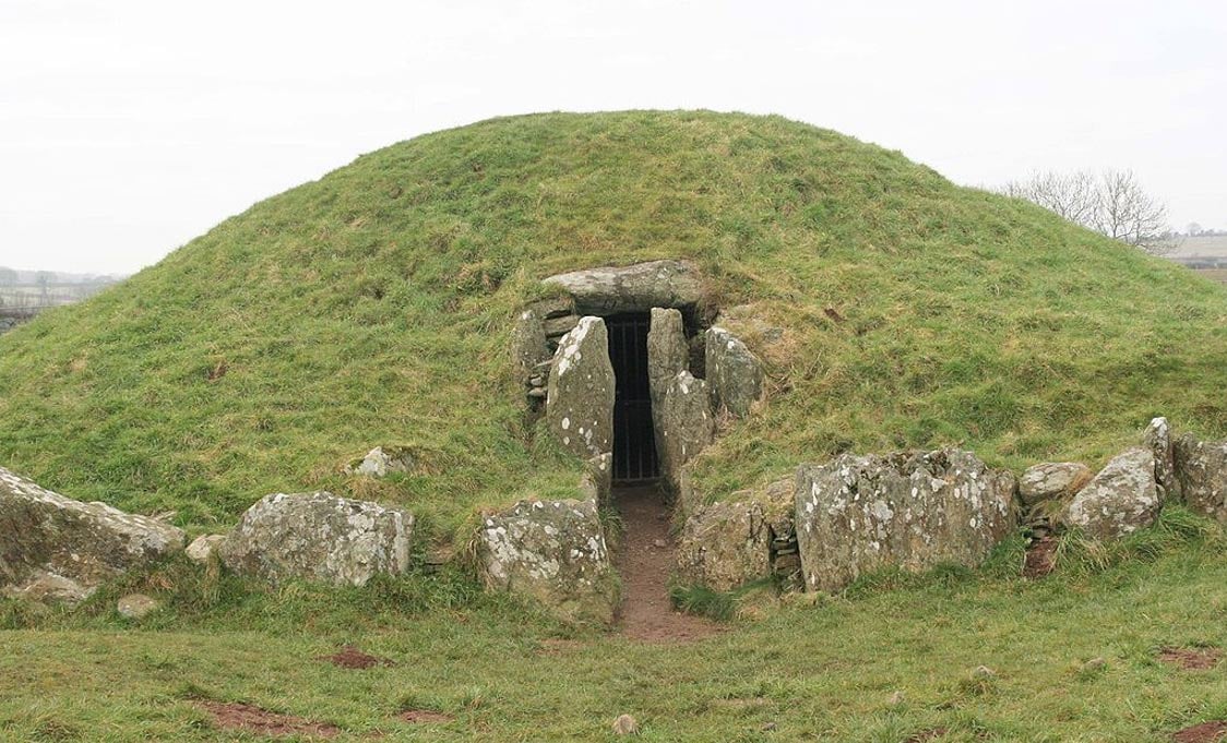 Bryn Celli Ddu: Ancient Stone Circle y Pasaje tumba fue de los vivos y los muertos