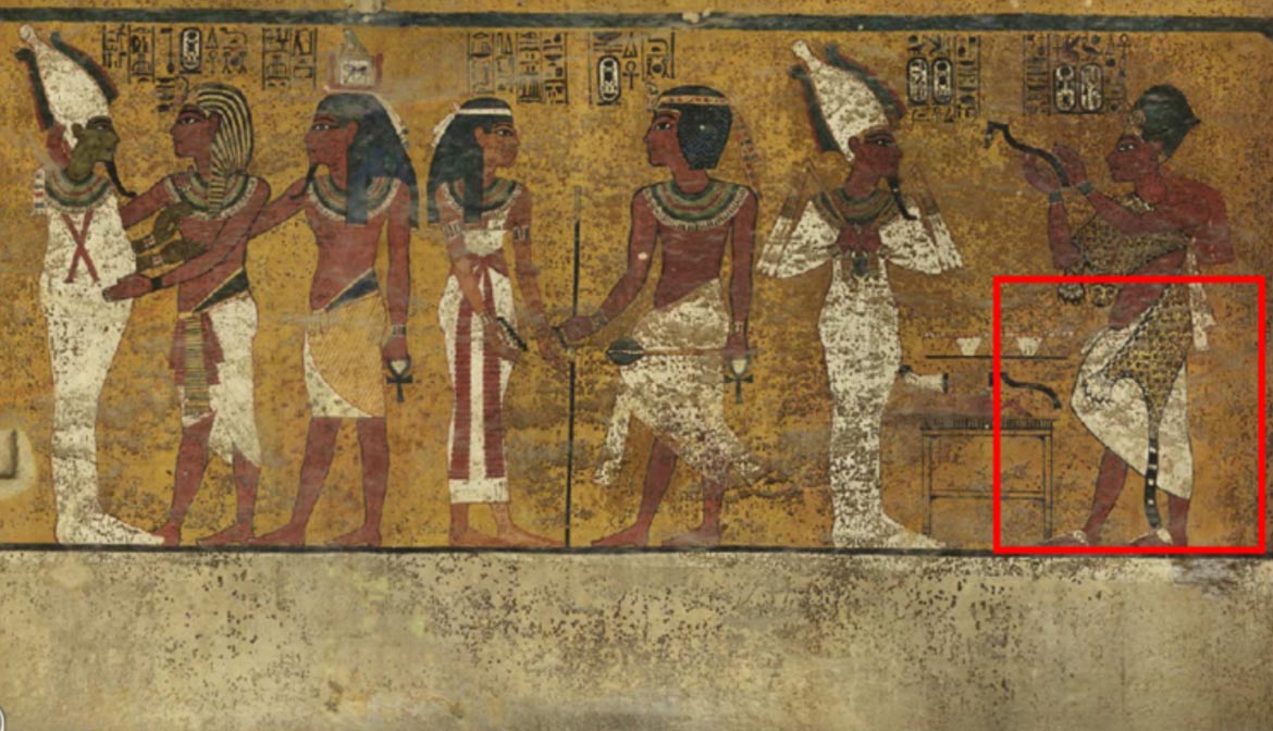 Scans de la pared norte de la cámara funeraria del rey Tutankamón han revelado características debajo del yeso profusamente decorados (resaltado) un investigador cree que puede ser una puerta oculta, posiblemente, a la cámara de entierro de Nefertiti. 