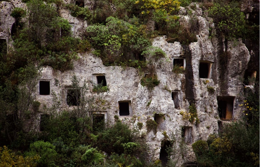Las tumbas excavadas en la roca de Pantalica, Sicilia