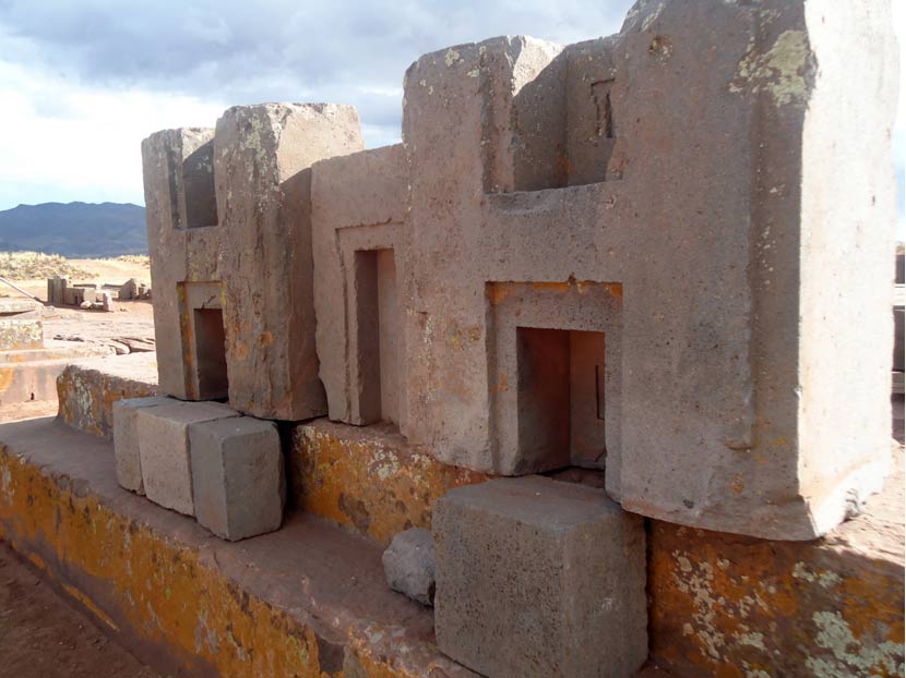 Los característicos bloques de piedra monumentales recortadas en la forma de las letras H en Puma Punku 