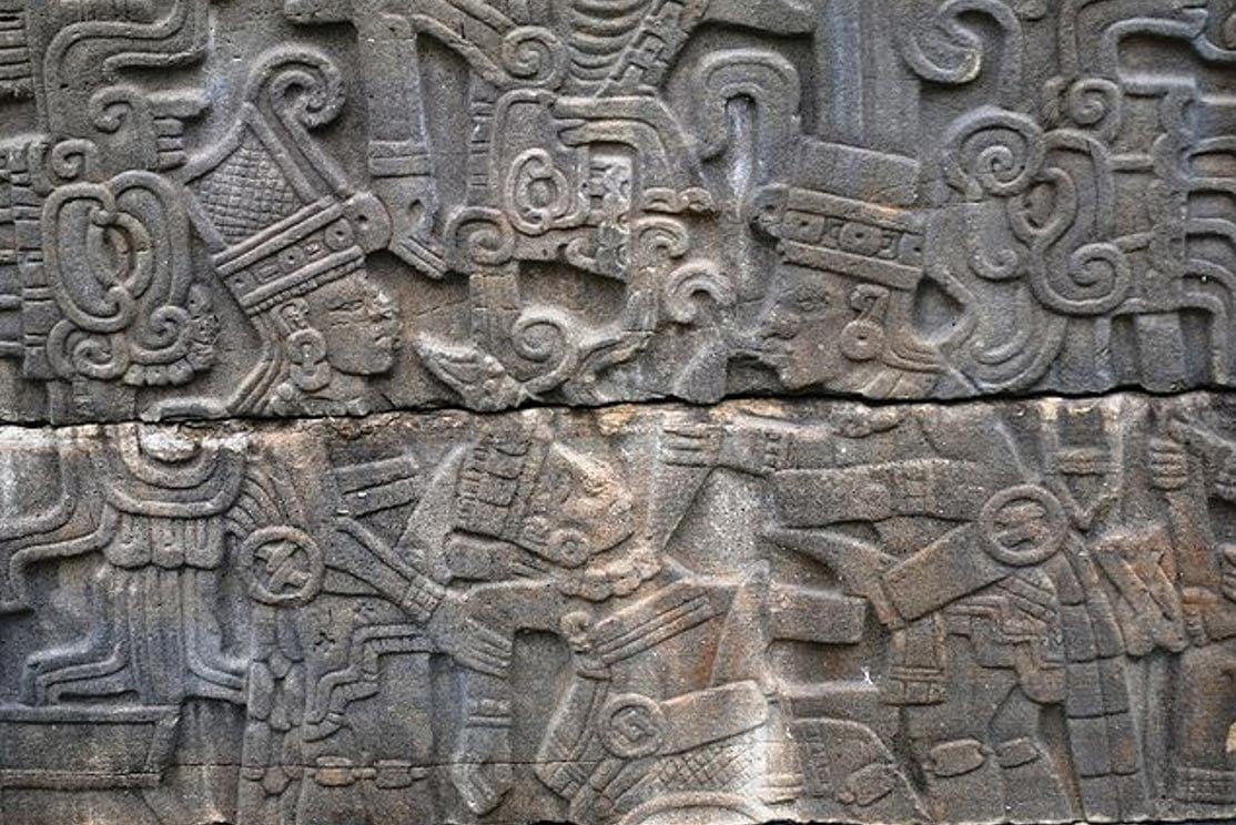Alivio que representa la decapitación de uno de los paneles del Juego de Pelota Sur en Tajín, Veracruz, México 