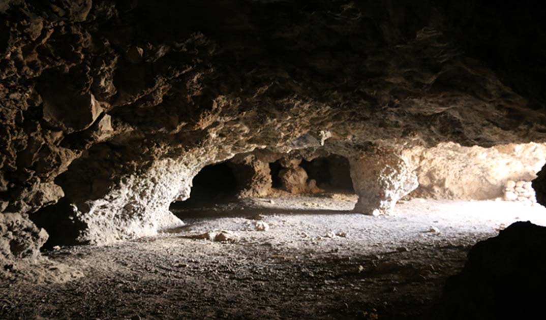 View of the “Cueva del Pirul”, one of the largest systems of interconnected caves to the East of the Pyramid of the Sun. One can notice the many rough pillars left to support the roof and a number of side passages branching out in different directions.