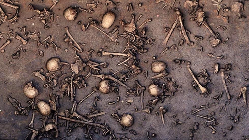 Scavo di un antico campo di battaglia nel nord della Germania ha rivelato i segni di una battaglia immenso, come ossa fitte, come si è visto in questo 2013 foto del sito.  Una superficie di 12 metri quadrati si dice che abbia tenuto 1478 ossa, tra cui 20 teschi.