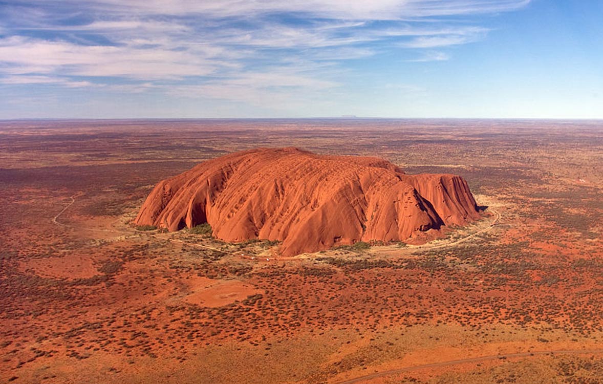 Uluru, también conocida como Ayers Rock, es sagrado para los Pitjantjatjara y Yankunytjatjara, los aborígenes de la zona.  Tiene muchos manantiales, pozos de agua, cuevas rocosas y pinturas antiguas.  Uluru se enumera como Patrimonio de la Humanidad.