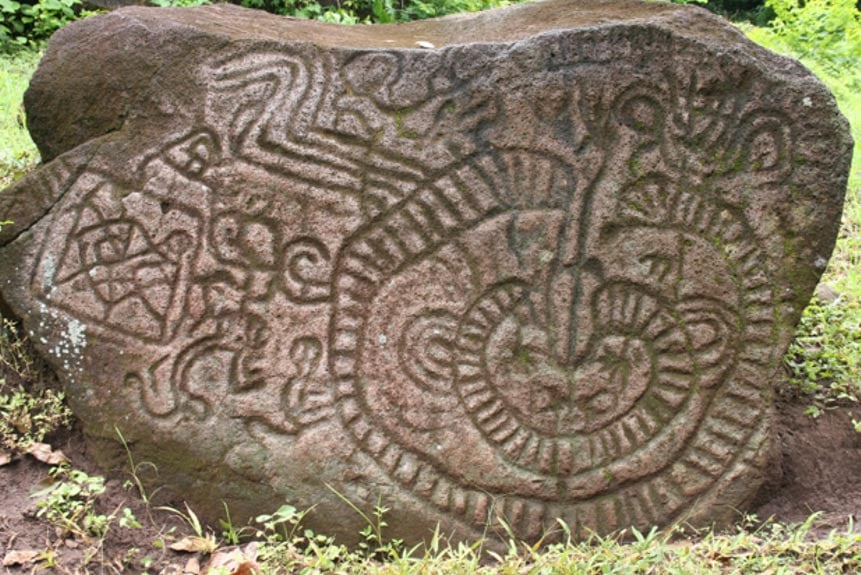 Petroglifos serpiente-como en una roca en la isla de Ometepe 
