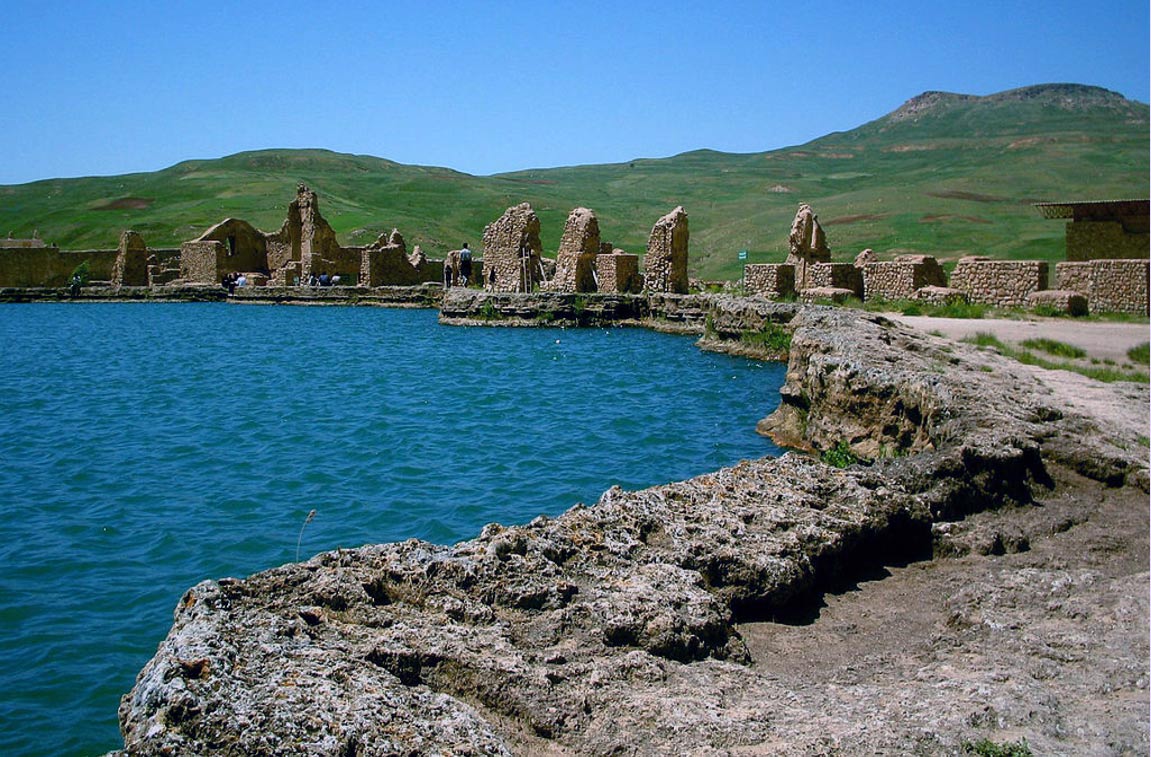 Las ruinas y el cráter de Takht-e-Soleyman Trono de Salomón, Irán.  2006.