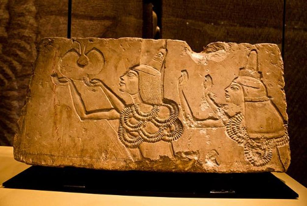 Un bloque de piedra muestra Ay que recibe el "Oro de Honor 'premio en su tumba Amarna de Ajenatón.
