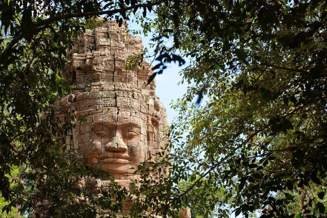 Cara de piedra monumental en el templo Bayon, Camboya. 