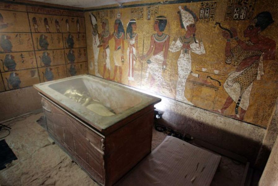 El sarcófago de piedra que contenían la momia del rey Tut es visto en su tumba subterránea.