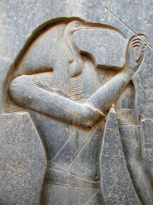 Una figura de Thoth tallada en la parte posterior del trono de la estatua asentada de Ramsés II.