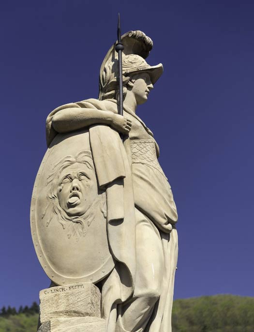 Estatua de la diosa Minerva en el casco antiguo, Heidelberg, Alemania