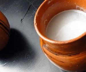 Un pulque vasija de cerámica que contiene