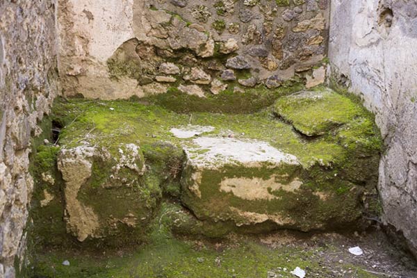 Una cama de piedra en uno de los burdeles de Pompeya
