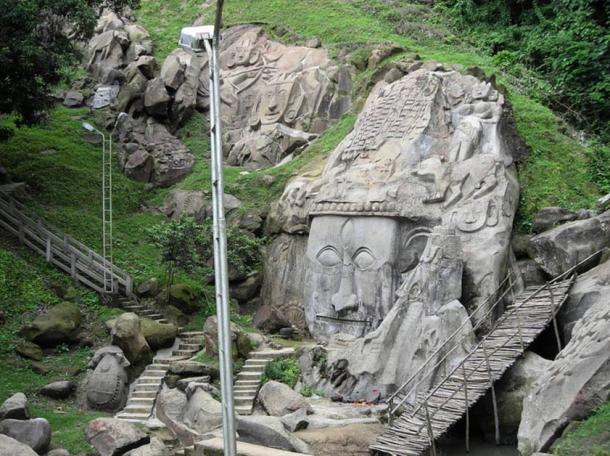 Corte de la roca del siglo 11, las esculturas en bajo relieve dice que están dedicados al dios Shiva.
