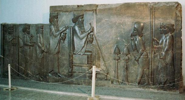 Un rey aqueménida (posiblemente Darío I) sentado en su trono, el alivio de Persepolis, Irán.