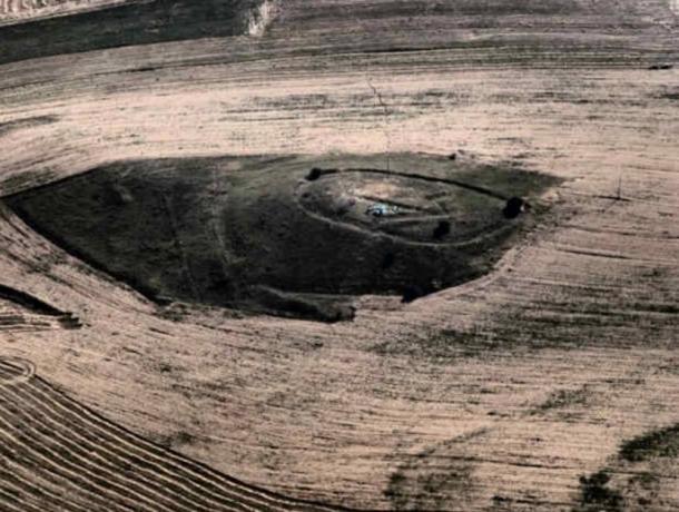 Aerial-photograph-of-the-hill-and-geoglyph-in-Kanda.jpg