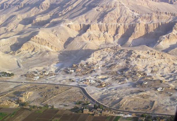 Vista aérea del Ramesseum y el jeque Abd el-Qurna, donde vivía la familia Abd el-Rassul y negoció artefactos saqueados.
