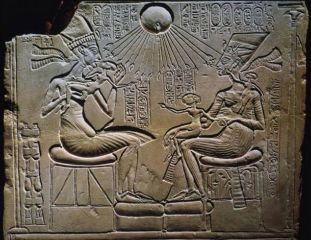 Akenatón, Nefertiti, y sus hijos bendecidos por Atón (el disco solar), del siglo 18.  Alivio de Ajenatón (Tell el-Amarna).