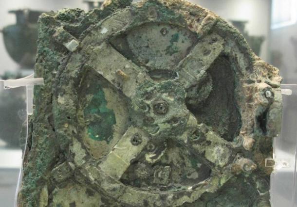 El Mecanismo de Antikythera increíble encontrado en un naufragio frente a la isla de Anticitera en Grecia.